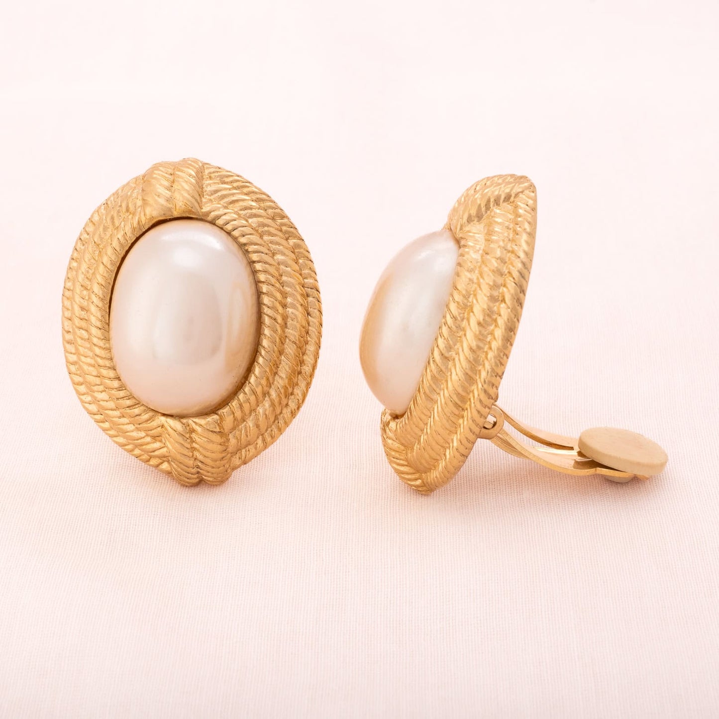 Givenchy-große-ovale-Perlen-Ohrclips-goldfarbene-Fassung-in-Seilstruktur-seitlich