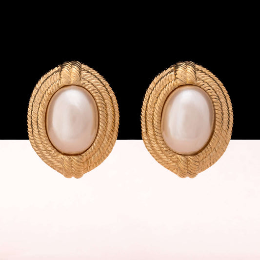 Givenchy-große-ovale-Perlen-Ohrclips-goldfarbene-Fassung-in-Seilstruktur