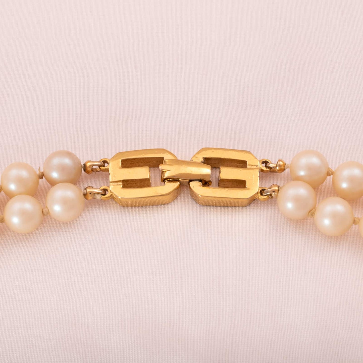 Givenchy-doppelreihige-Perlenkette-vergoldeter-Verschluss