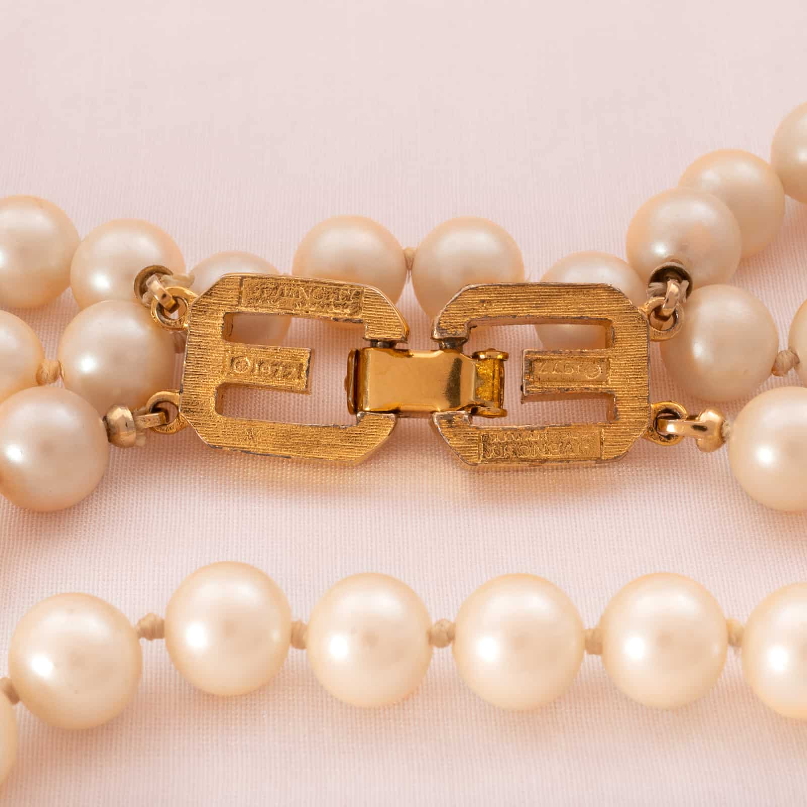 Givenchy-doppelreihige-Perlenkette-vergoldeter-Verschluss-Rückseite-Signatur