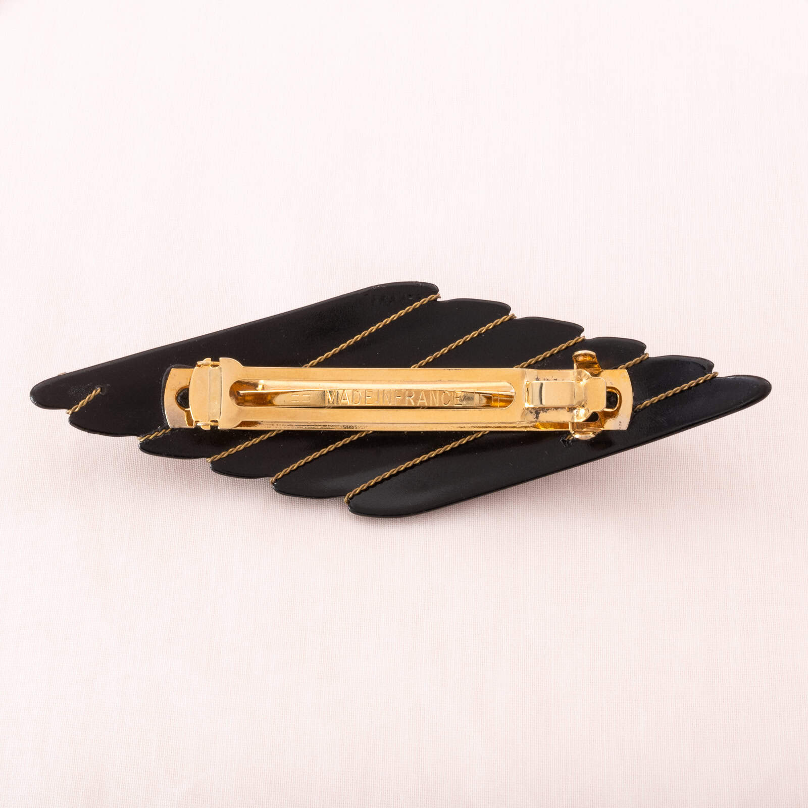 Vintage-Haarspange-schwarze-gerippte-Raute-mit-Draht-umwickelt-Rückseite-Signatur