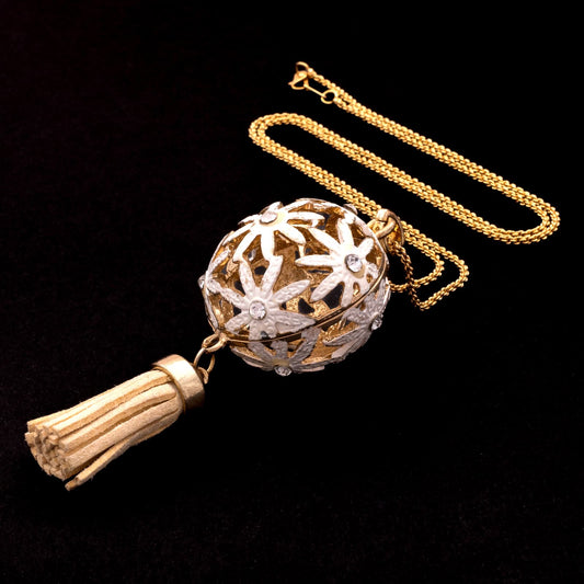 Weiße-Margeriten-Kugel-Anhänger-mit-Lederquaste-an-vergoldeter-Kordelkette