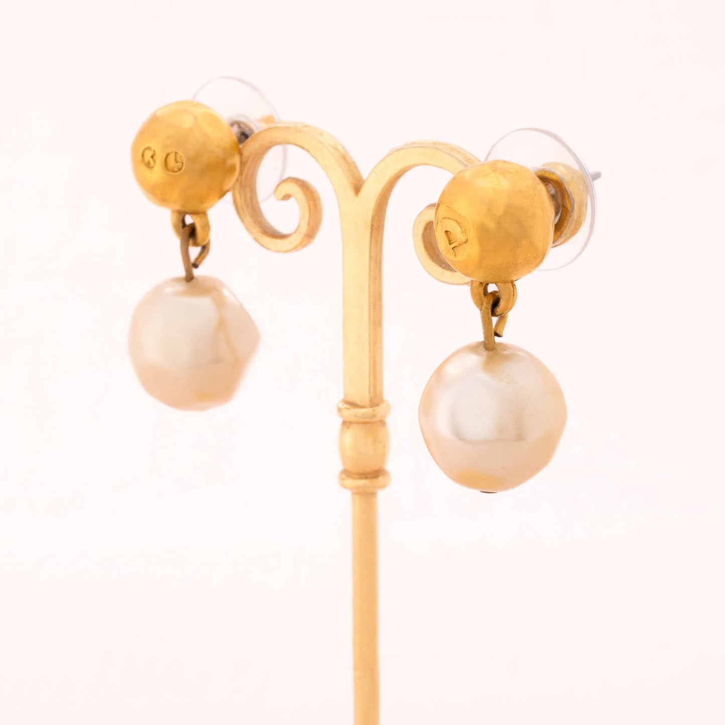 KARL LAGERFELD matt vergoldete Ohrringe mit Perlen-Hänger