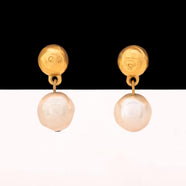 KARL LAGERFELD matt vergoldete Ohrringe mit Perlen-Hänger