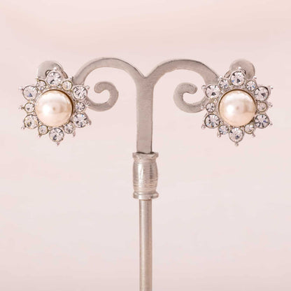 Marvella-Perlen-Ohrringe-Strass-Umrandung-Blumenform