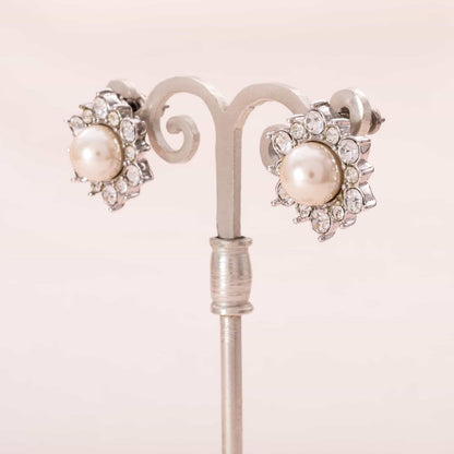Marvella-Perlen-Ohrringe-Strass-Umrandung-Blumenform
