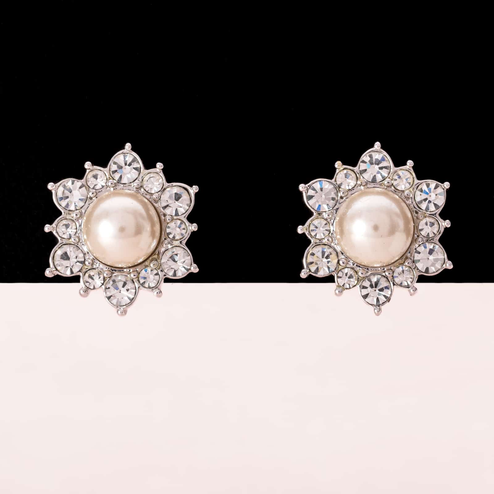 Marvella-Perlen-Ohrringe-Strass-Umrandung-Blumenform