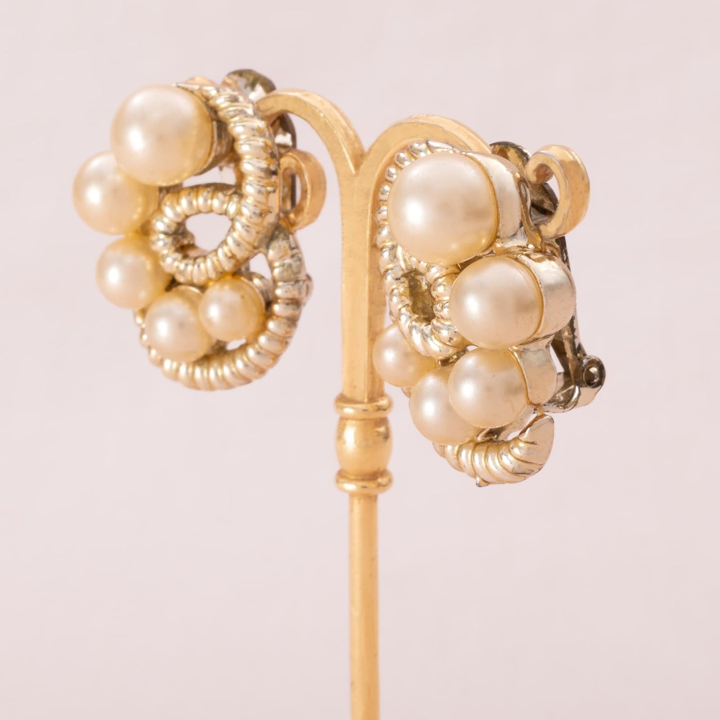 Marvella-Vintage-Ohrclips-mit-graduierten-Perlen-schwungvoll-verziert-Seitenansicht