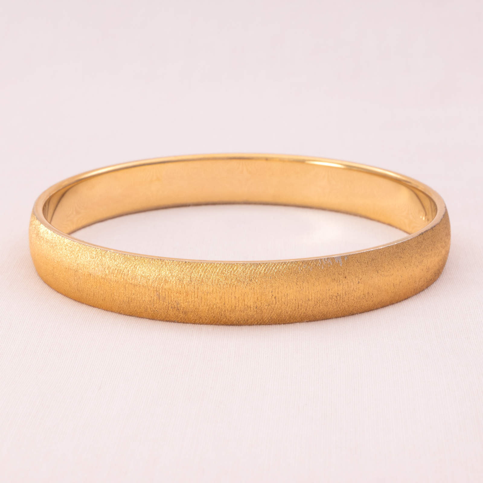 MONET Vergoldeter Armreif Von 1962 Find Vintage Beauty monet-vergoldeter-armreif-von-1962-find-vintage-beauty