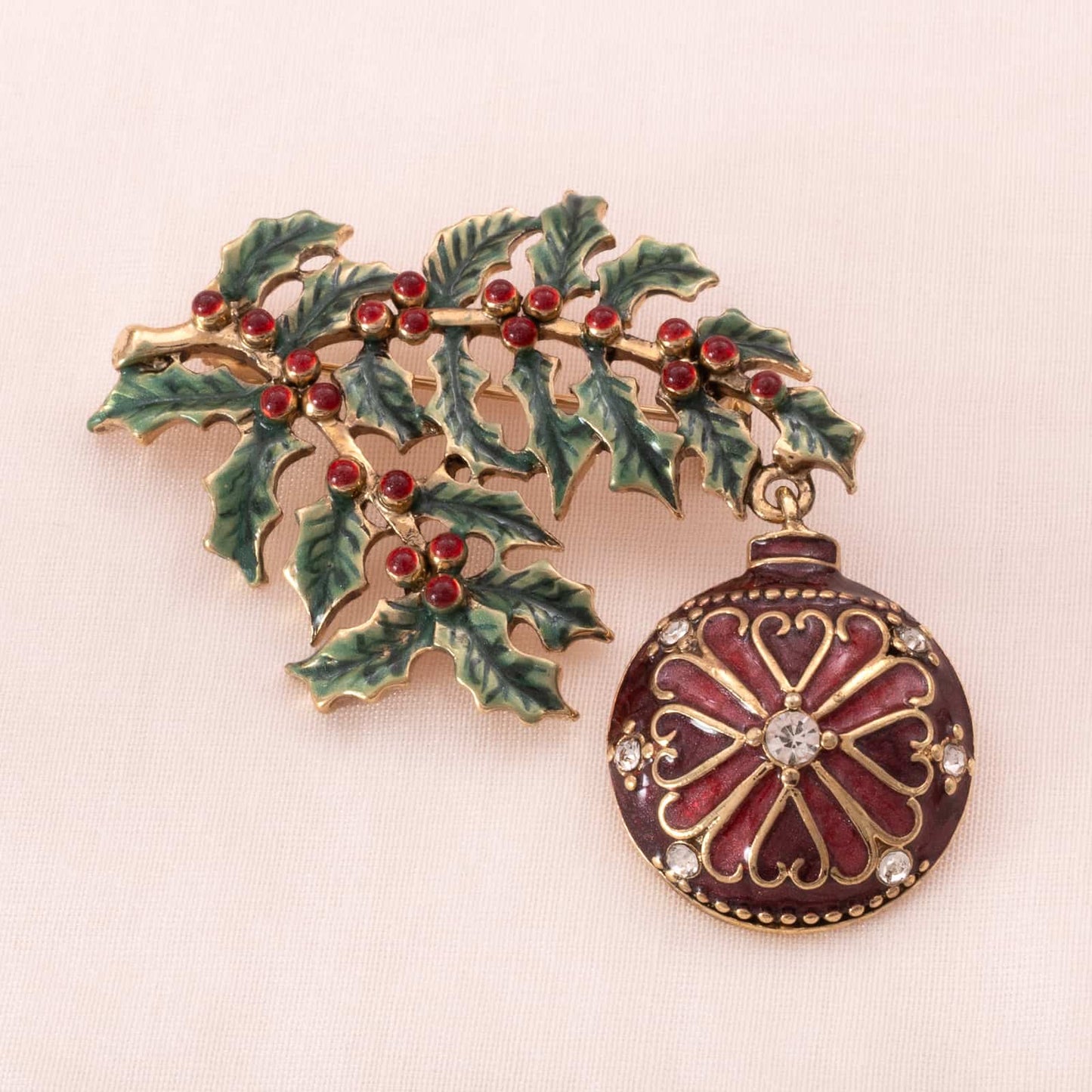 Monet-Brosche-Tannenzeig-rote-Weihnachtskugel-mit-Strass