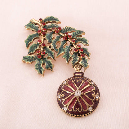 Monet-Brosche-Tannenzeig-rote-Weihnachtskugel-mit-Strass