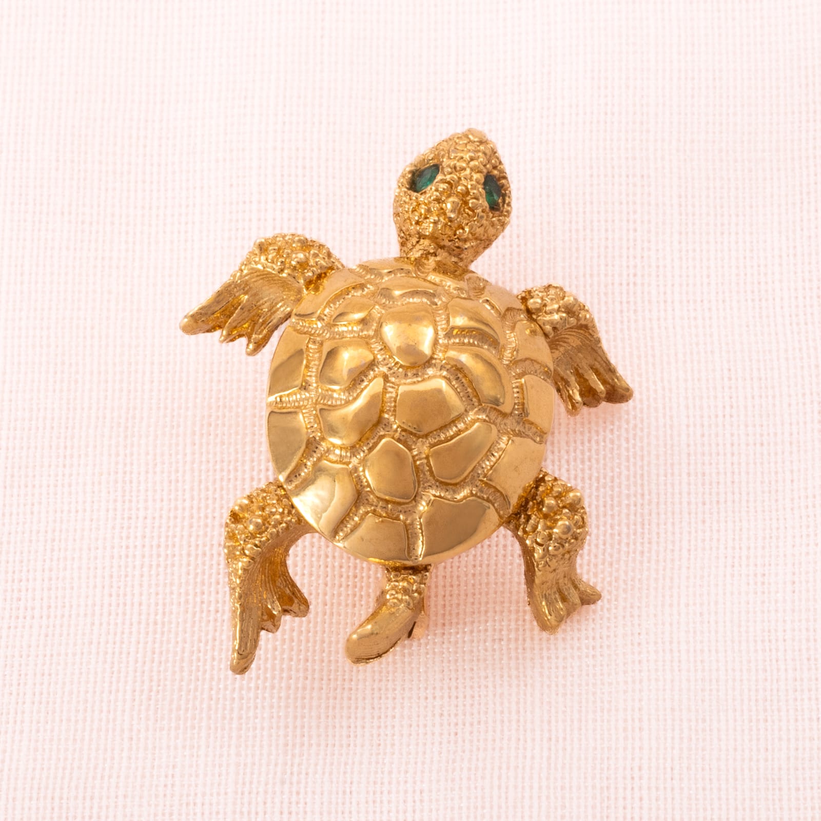 Monet-kleine-Schildkröten-Brosche-vergoldet-grüne-Strassaugen