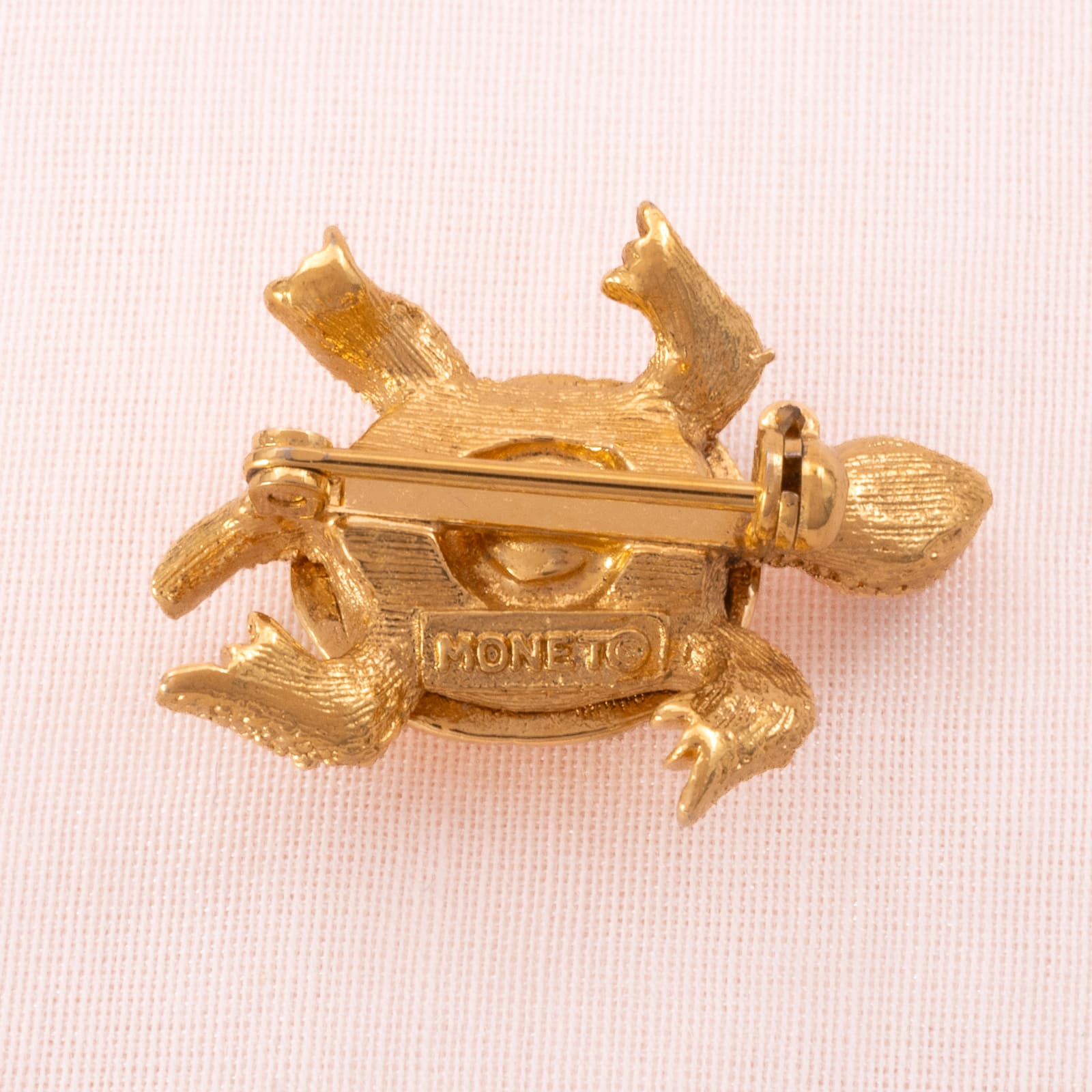 Monet-kleine-Schildkröten-Brosche-vergoldete-Rückseite-Signatur
