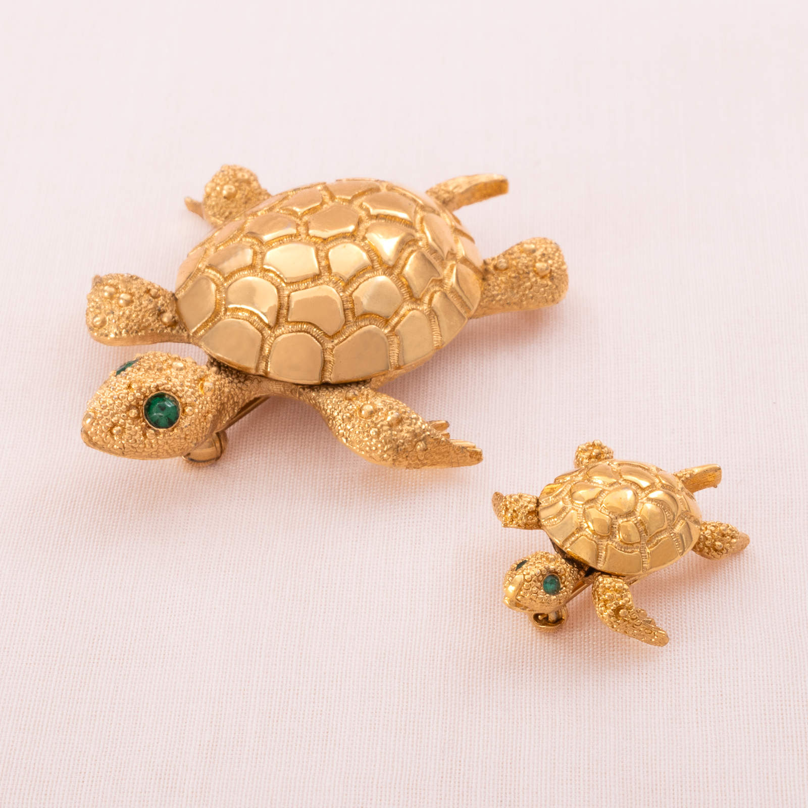 Monet-Schildkröten-Brosche-in-klein-und-groß