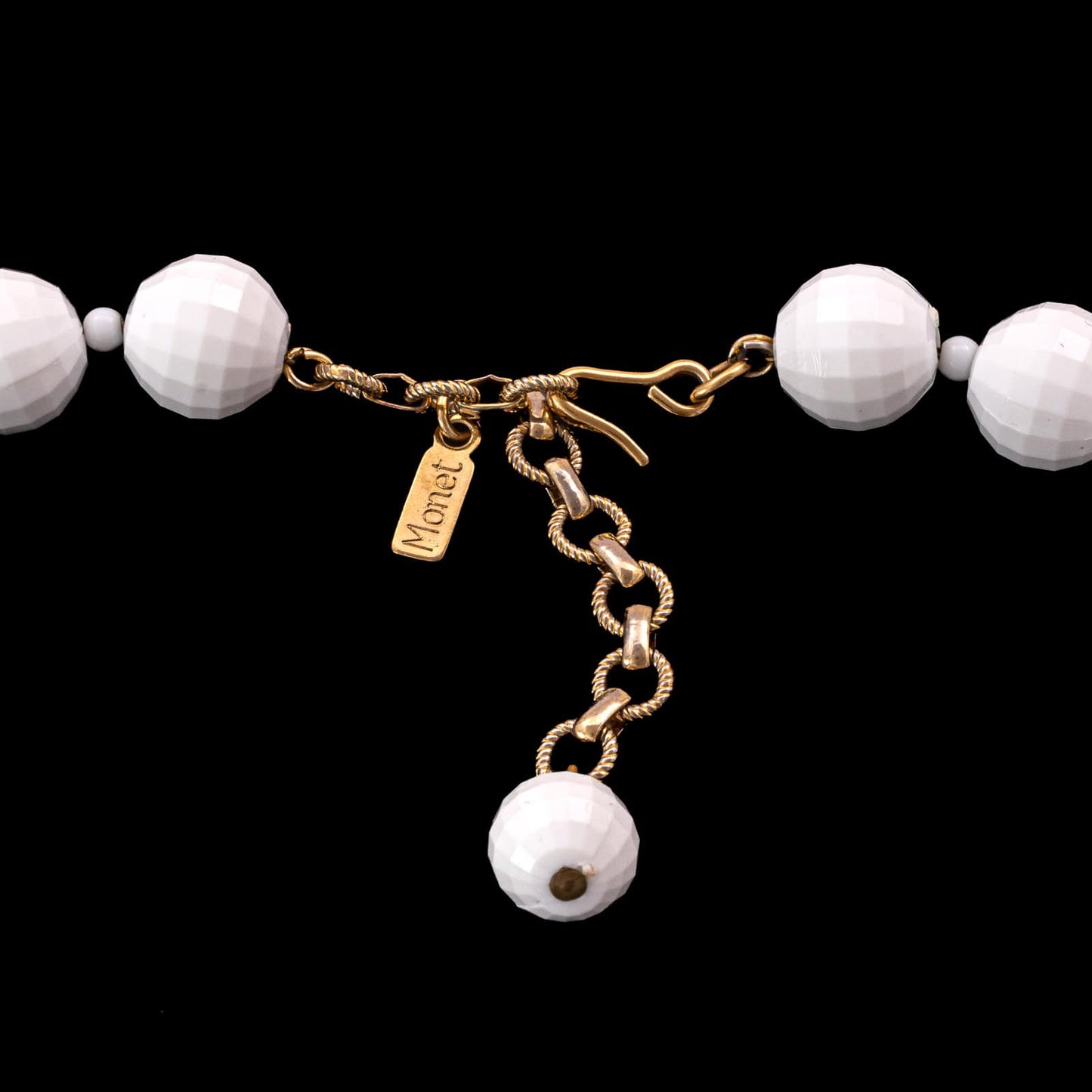 Monet-weiße-Halskette-facettierte-Kunststoff-Perlen-Hakenverschluss-Signatur