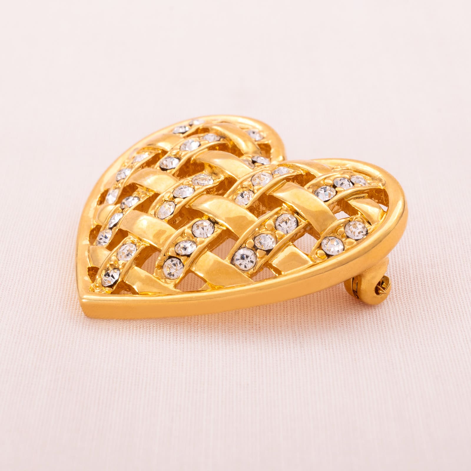 Monet-vergoldete-Herz-Brosche-mit-Kristallen-besetzt