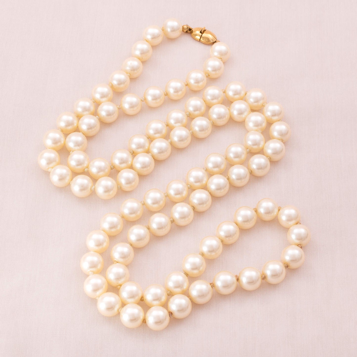 Monet-klassische-Perlenkette-mit-vergoldetem-Verschluss
