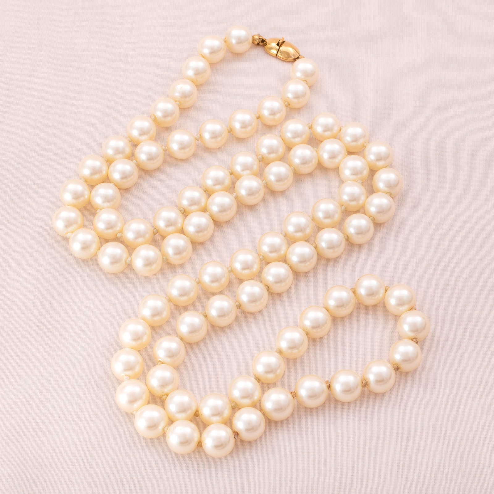 Monet-klassische-Perlenkette-mit-vergoldetem-Verschluss