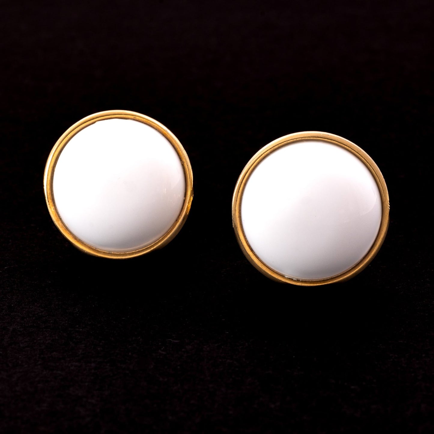 MONET classic round ear clips in white