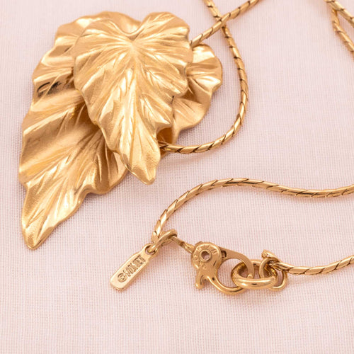 MONET fine necklace with a leaf pendant