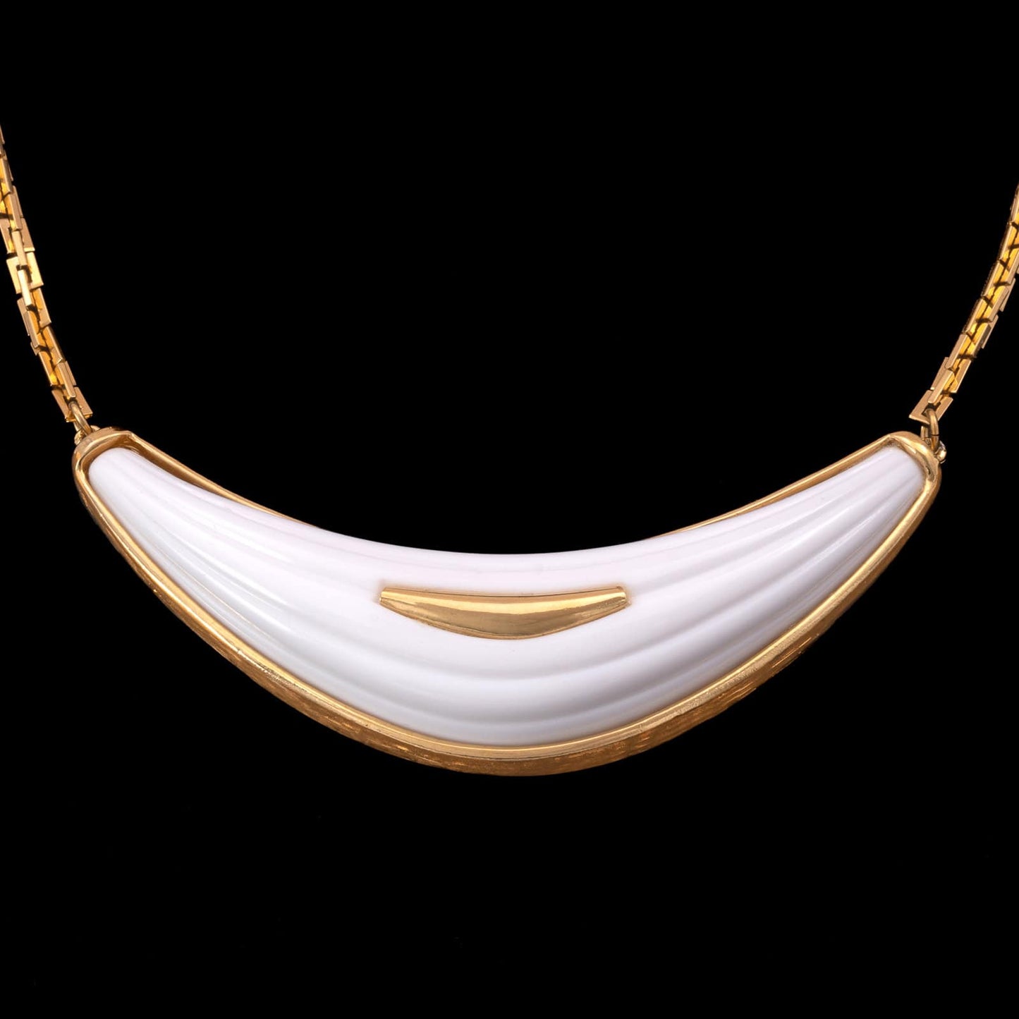 Monet-Halskette-vergoldete-Bostonkette-mit-weißem-Bogenanhänger