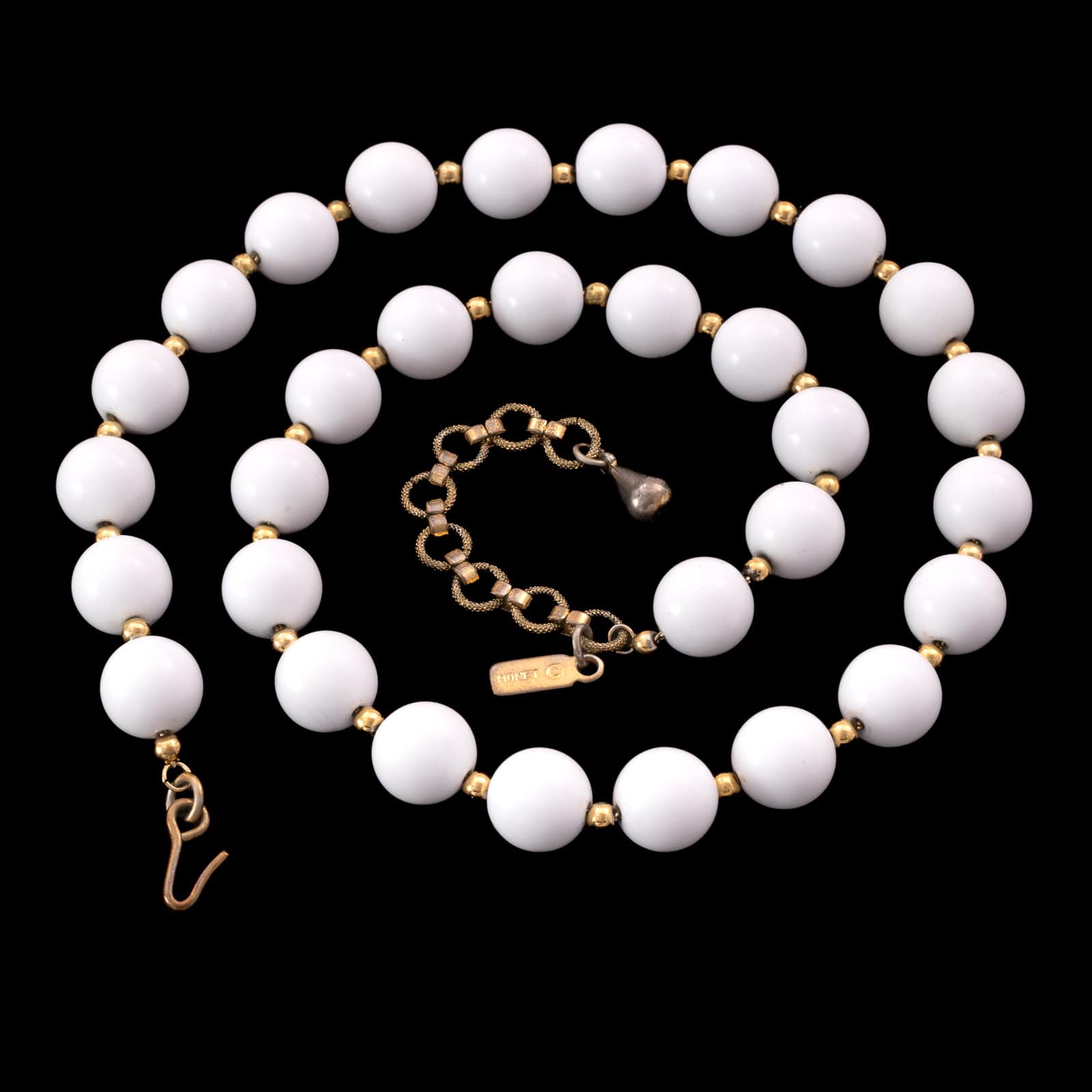 Monet-weiße-Halskette-weiße-Kunststoffperlen-goldfarbene-Miniperlen