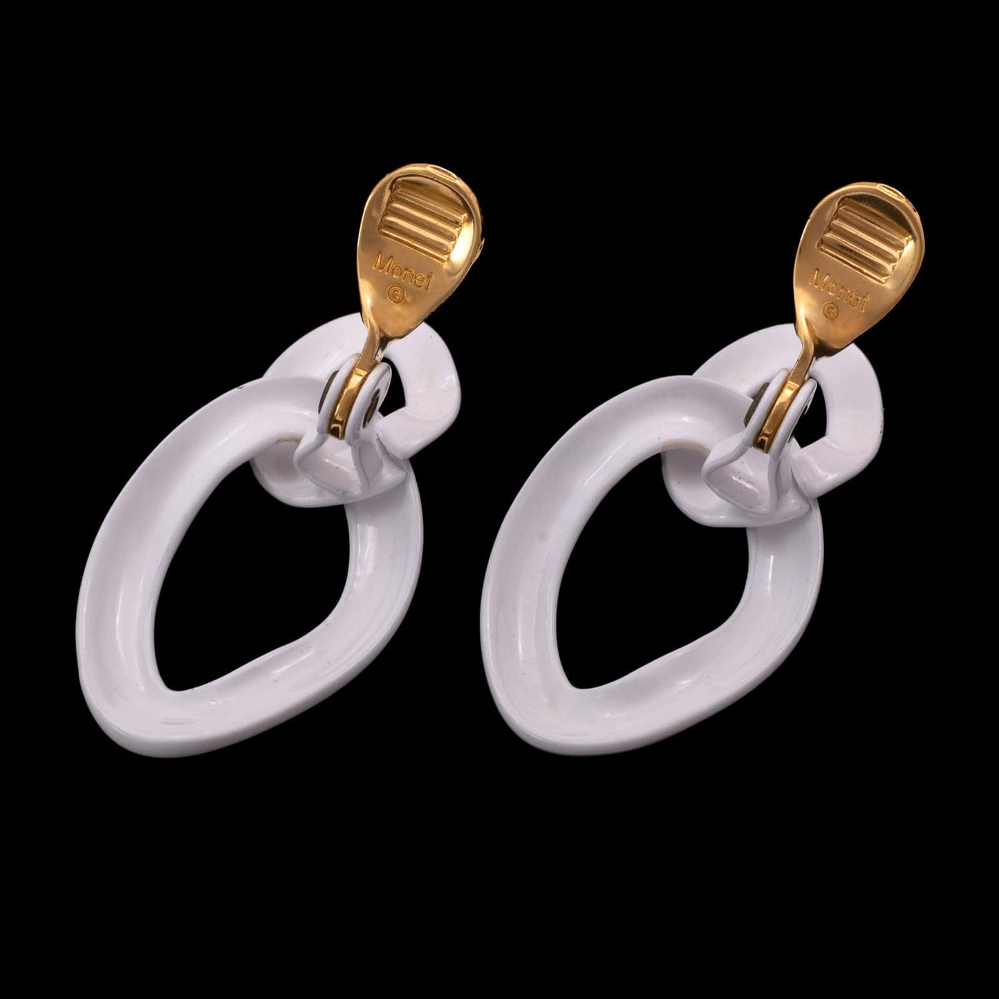 Monet-weiße-Schlaufen-Ohrringe-Rückseiten-vergoldete-Clipverschlüsse