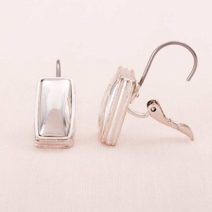 Napier-silberfarbene-Ohrringe-rechteckige-Hänger-Seitenansicht