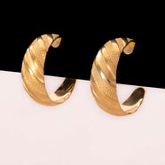 Vergoldete Kreolen Ohrringe mit Streifenprägung