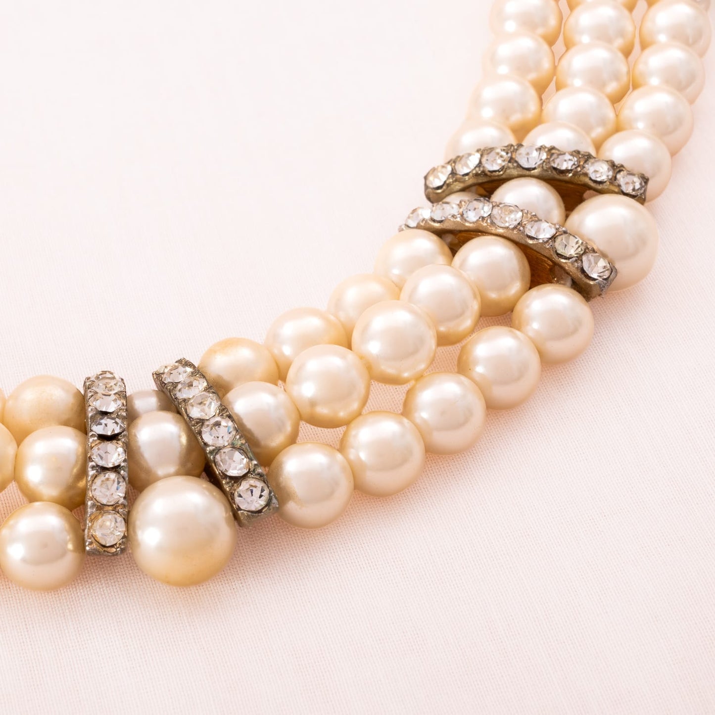 3-reihige-Perlenkette-mit-Strass-verziert-Detailansicht