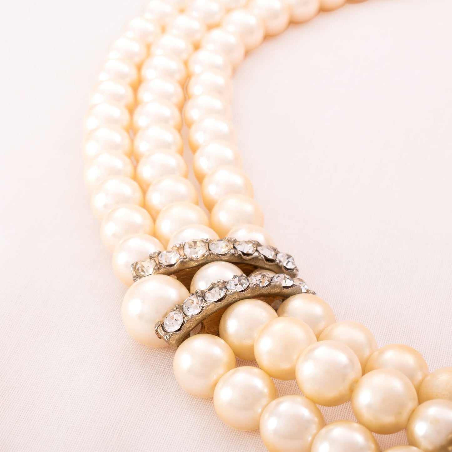 3-reihige-Perlenkette-mit-Strass-verziert-Detailansicht