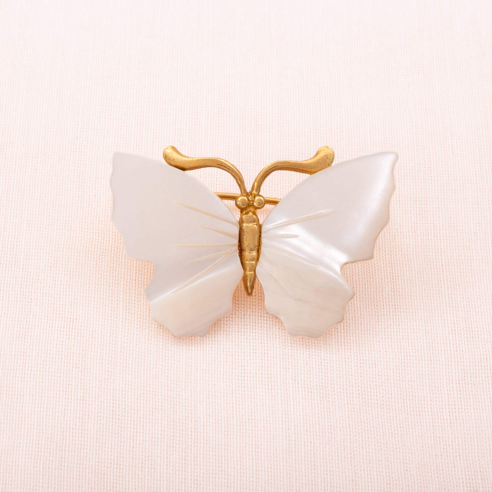 Schmetterling-Brosche-vergoldet-Perlmutt-Flügel