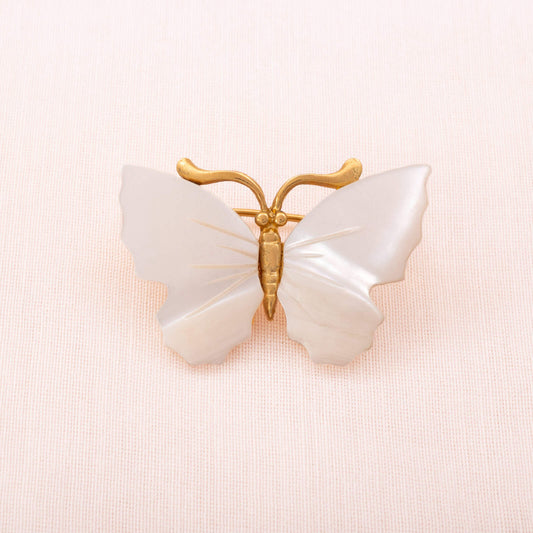 Schmetterling-Brosche-vergoldet-Perlmutt-Flügel