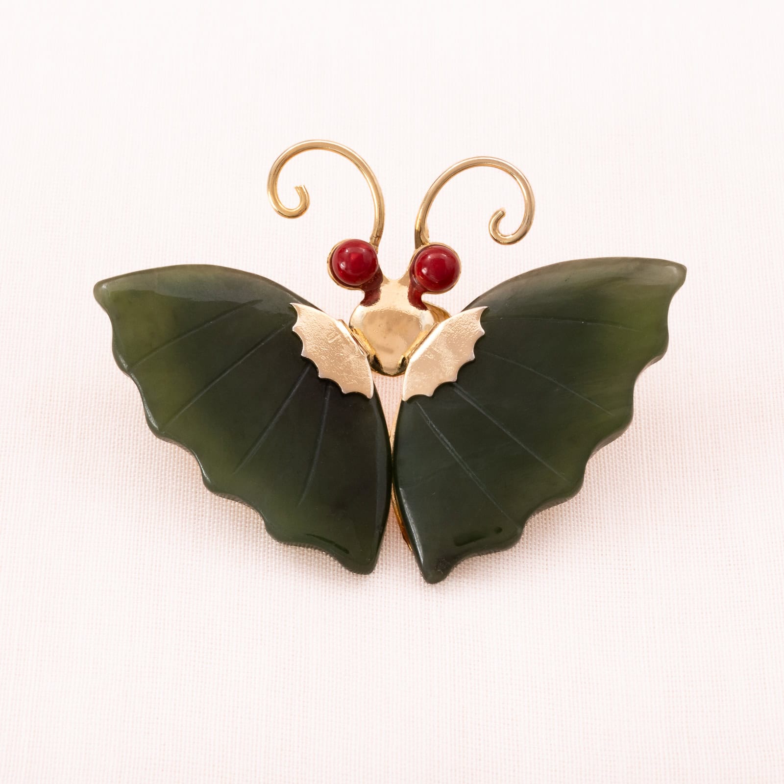 Vergoldete-Schmetterling-Brosche-mit-Flügeln-aus-grüner-Jade