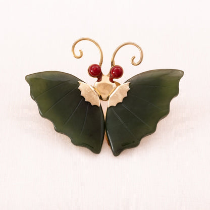 Vergoldete-Schmetterling-Brosche-mit-Flügeln-aus-grüner-Jade