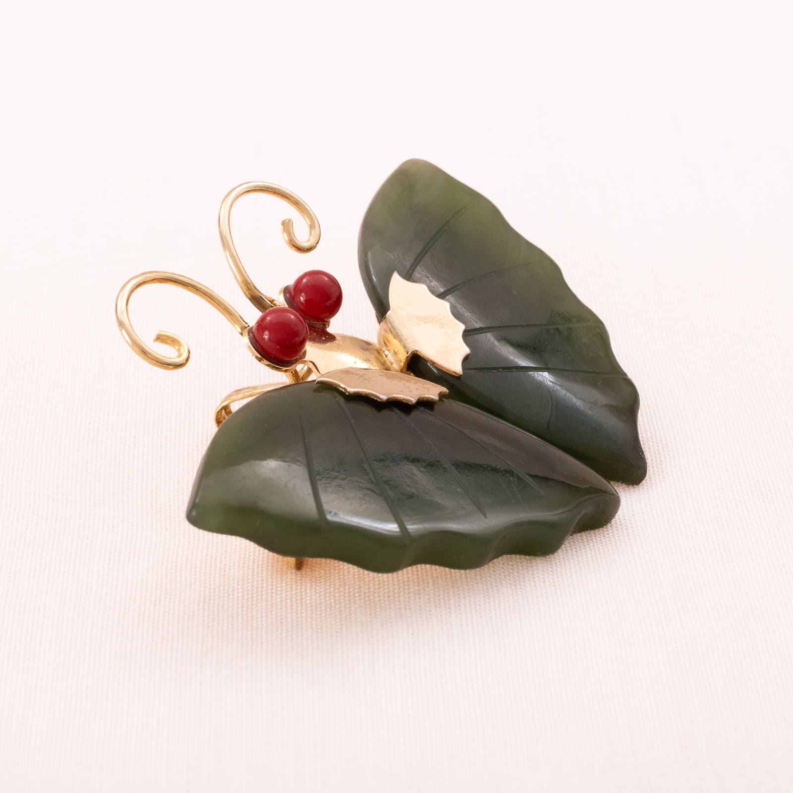 Vergoldete-Schmetterling-Brosche-mit-Flügeln-aus-grüner-Jade