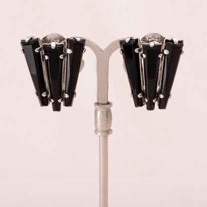 Schreiner-schwarze-Ohrclips-Keystone-Ruffle-Kollewktion-60s