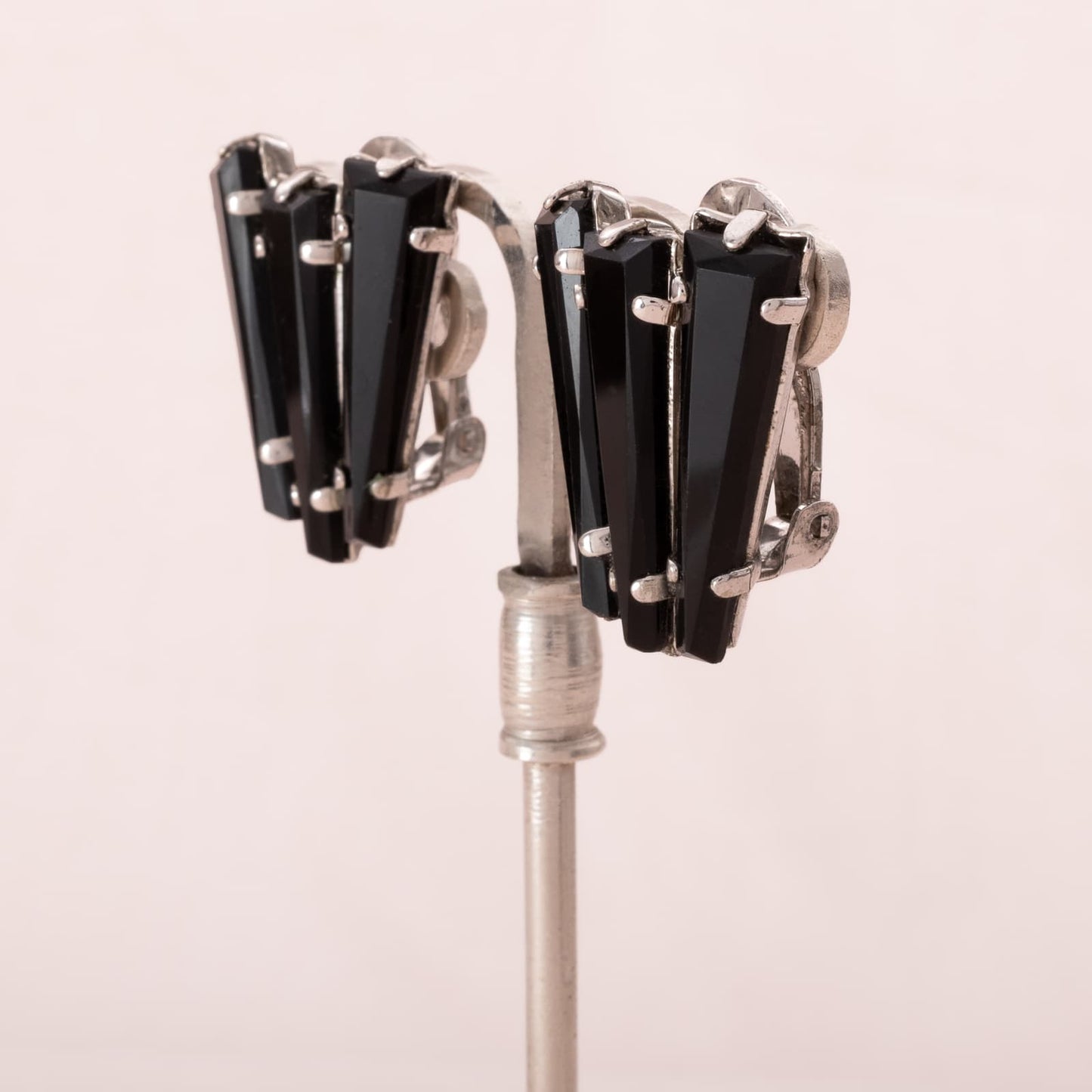 Schreiner-schwarze-Ohrclips-Keystone-Ruffle-Kollewktion-60s-Seitenansicht