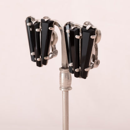 Schreiner-schwarze-Ohrclips-Keystone-Ruffle-Kollewktion-60s-Seitenansicht