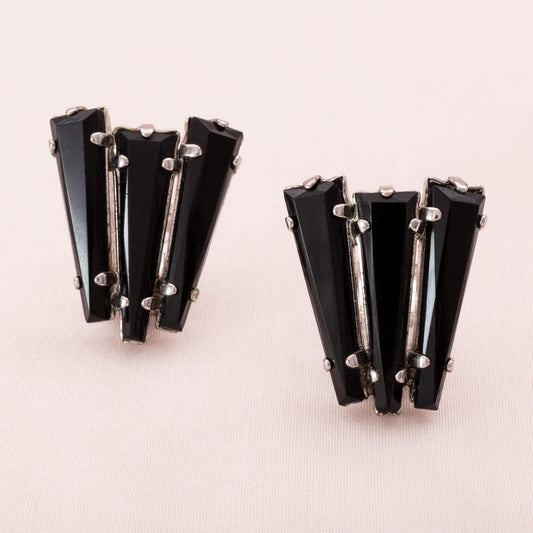 Schreiner-schwarze-Ohrclips-Keystone-Ruffle-Kollewktion-60s