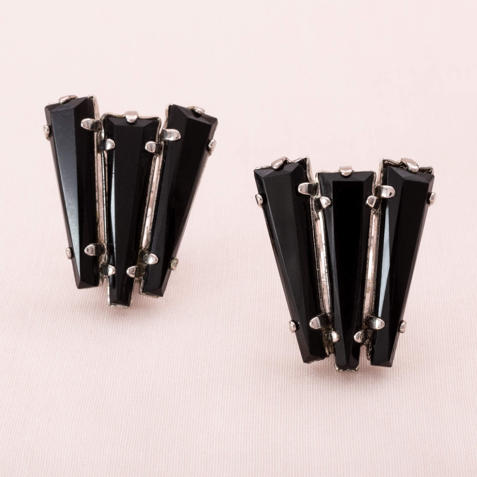 Schreiner-schwarze-Ohrclips-Keystone-Ruffle-Kollewktion-60s