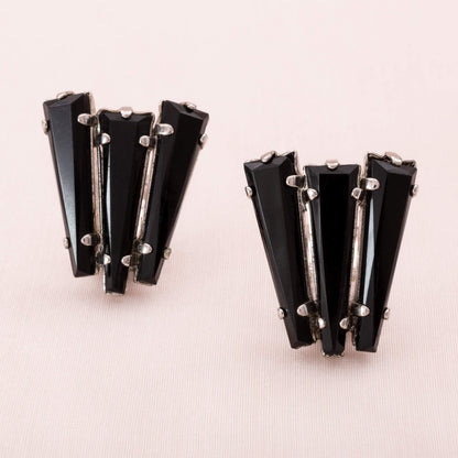 Schreiner-schwarze-Ohrclips-Keystone-Ruffle-Kollewktion-60s