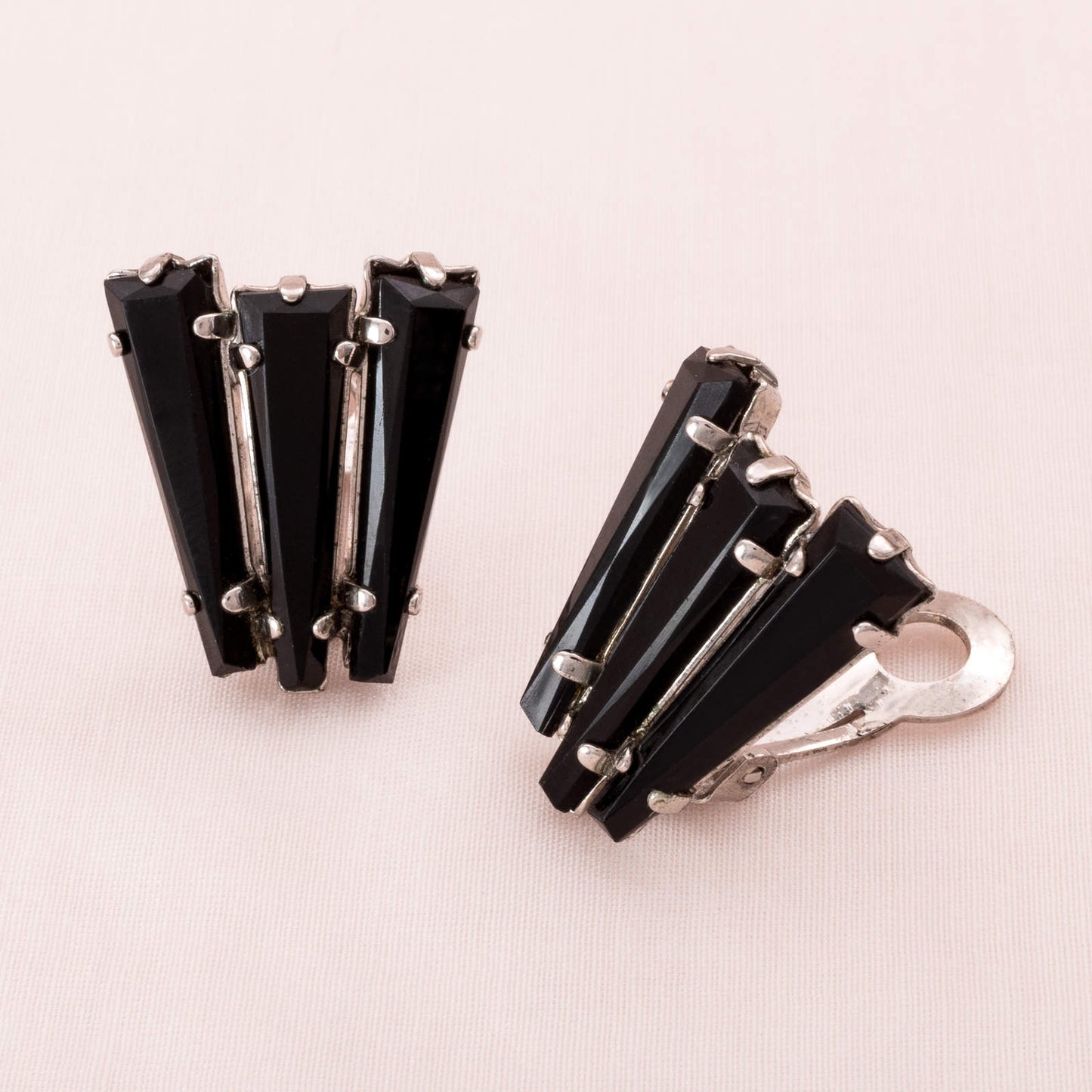 Schreiner-schwarze-Ohrclips-Keystone-Ruffle-Kollewktion-60s