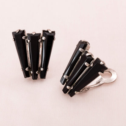 Schreiner-schwarze-Ohrclips-Keystone-Ruffle-Kollewktion-60s