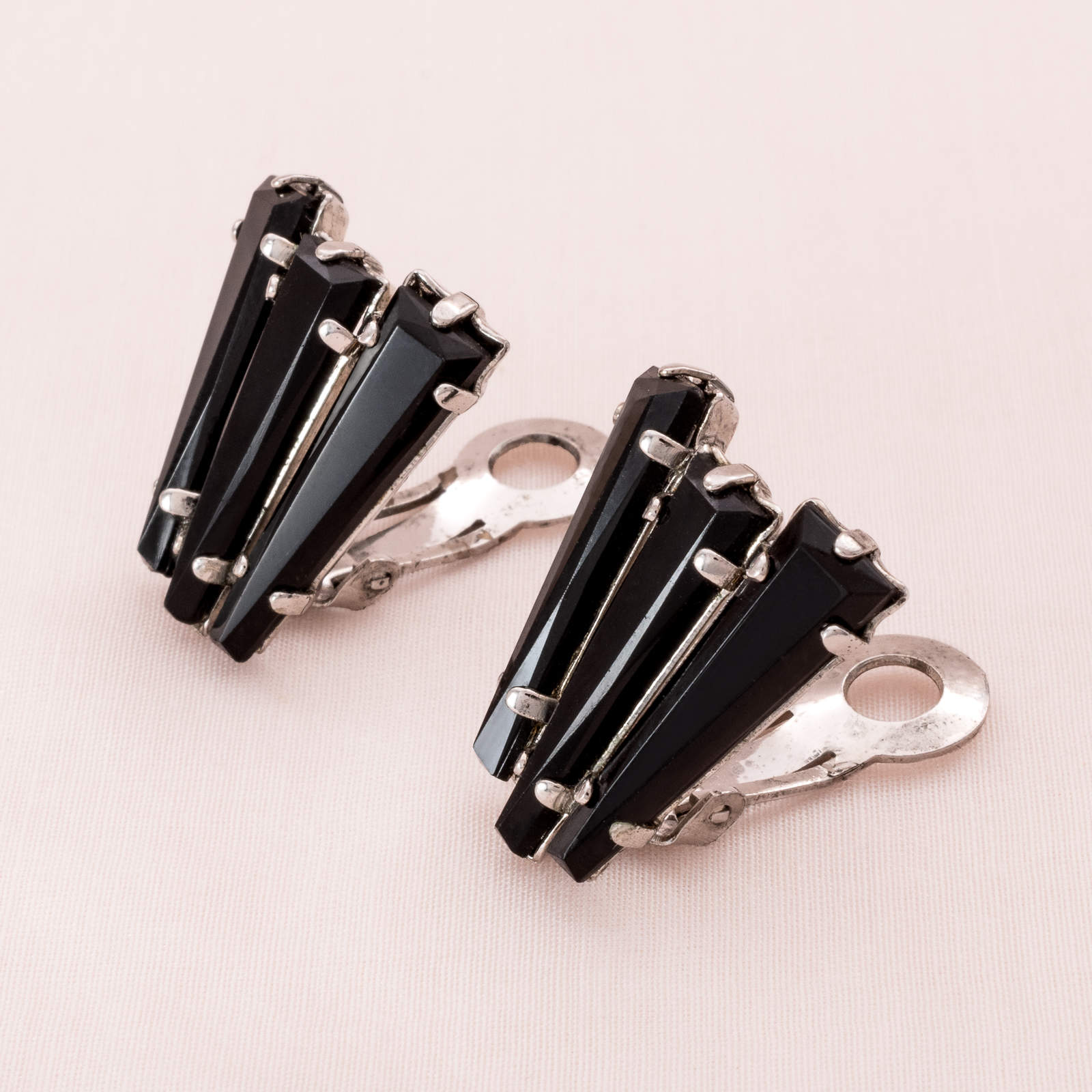 Schreiner-schwarze-Ohrclips-Keystone-Ruffle-Kollewktion-60s