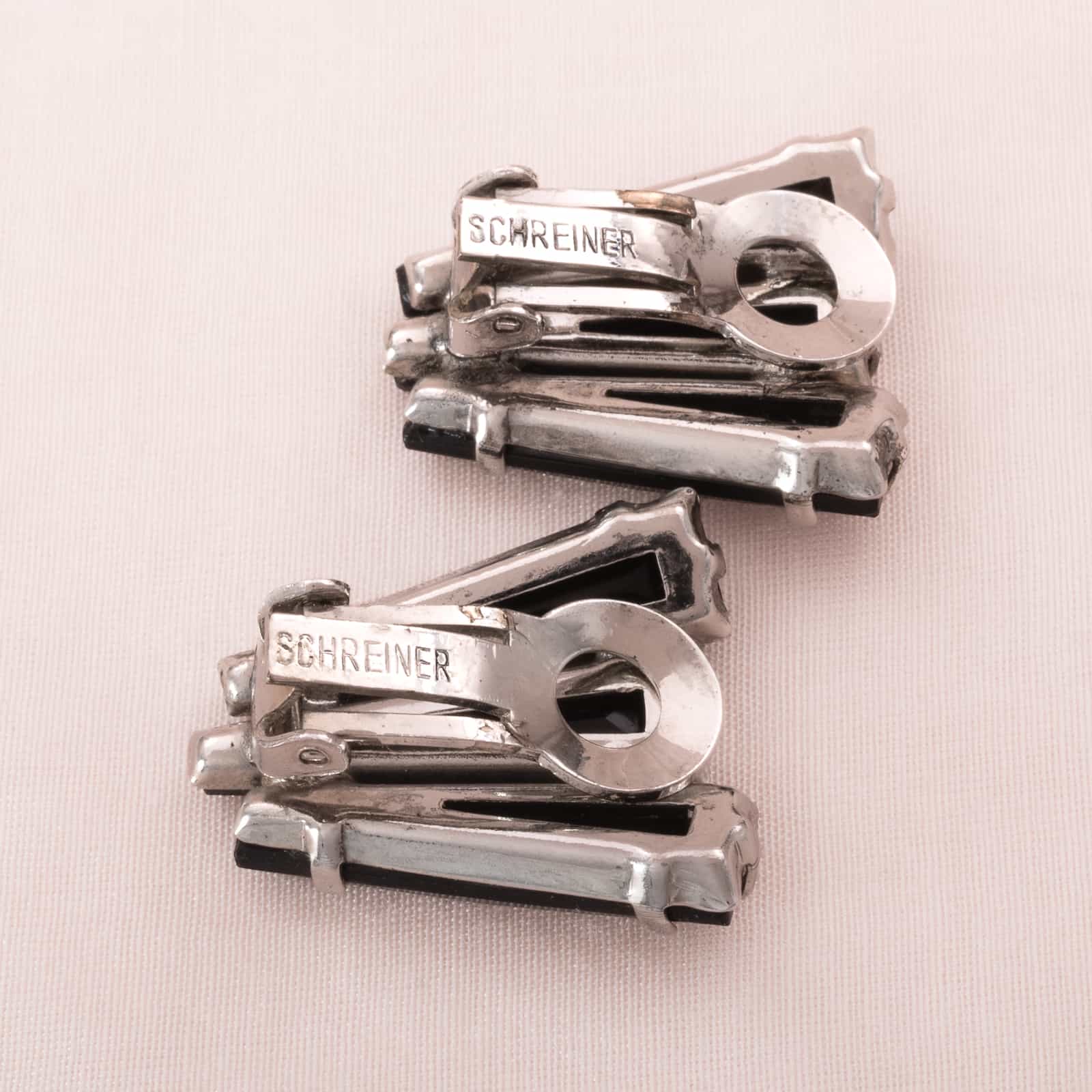 Schreiner-schwarze-Ohrclips-Keystone-Ruffle-Kollewktion-60s-Signatur-Rückseite