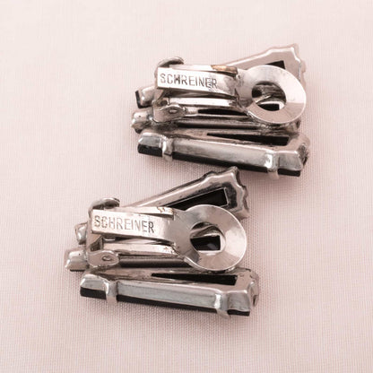 Schreiner-schwarze-Ohrclips-Keystone-Ruffle-Kollewktion-60s-Signatur-Rückseite