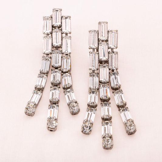 Schreiner-Ohrclips-glitzernde-Baguette-Steine-drei-hängende-Stränge