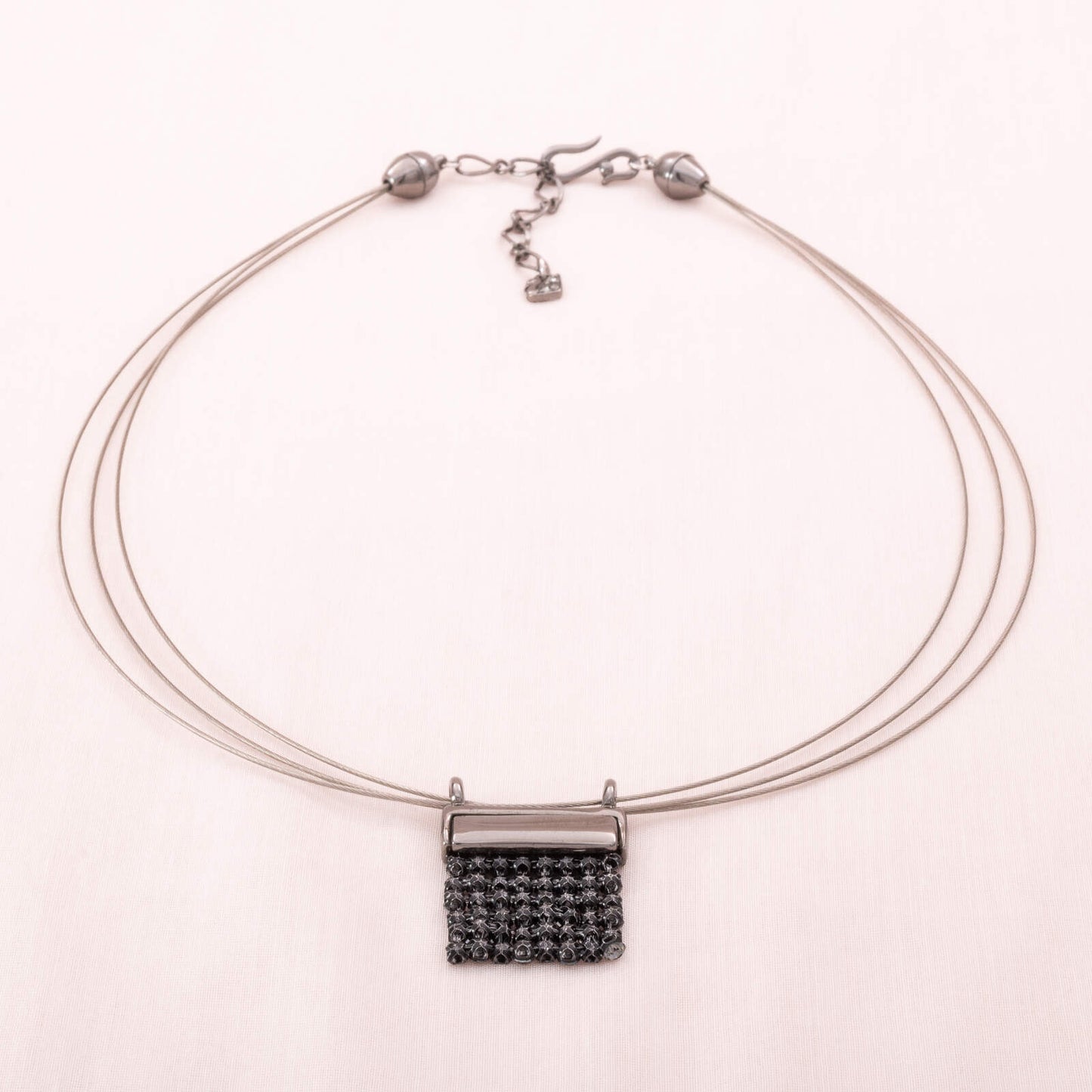 Swarovski-Halskette-mit-eckigem-schwarzen-Kristall-Anhänger-Rückseite