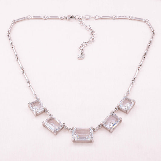Swarovski-silberfarbene-Halskette-mit-5-eckigen-transparenten-Kristallen